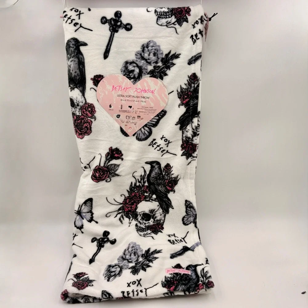 Betsey Johnson Halloween Ultra Plush Throw Blanket Gothic Skull Raven Pink Rose